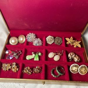 Jewelry Box with 16 VINTAGE clip-on earrings